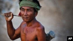 Former Khmer Rouge cadre Chat Chay, 51, pauses while working near his home in Anlong Veng, file photo. 