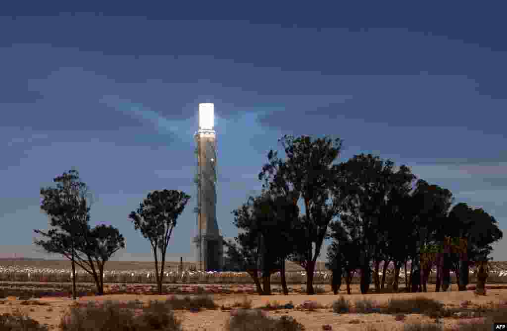 A solar tower of Israel&#39;s Ashalim power station is seen in the Negev desert near the kibbutz of Ashalim, June 8, 2021.
