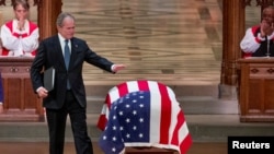 George Bush akishika jeneza la baba yake mzazi George H.W Bush