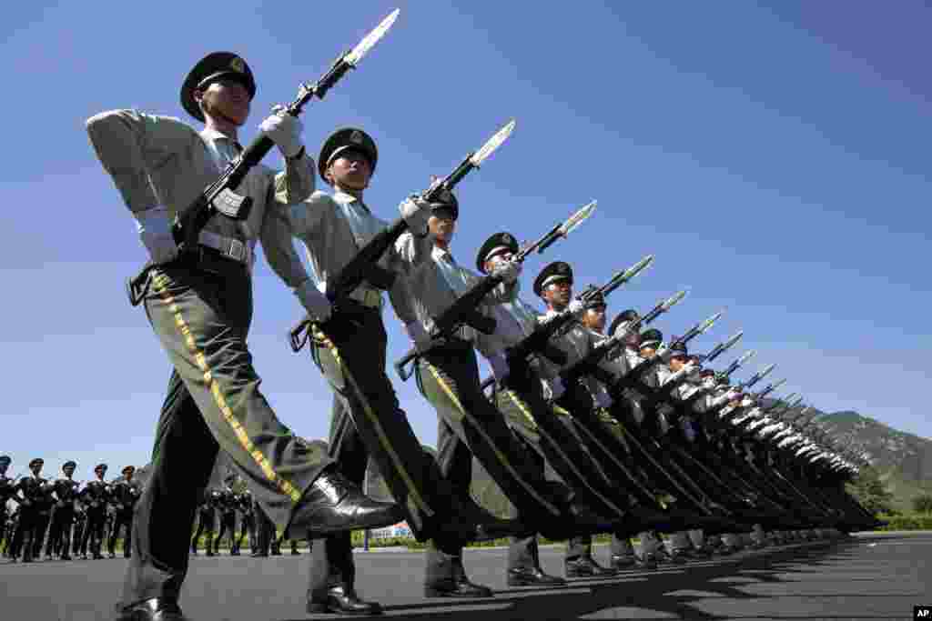 سربازان چینی برای رسم و گذشت بزرگی که به تاریخ سوم سپتمبر برگزار می شود، آمادگی می گیرند.