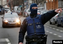 Cảnh sát tại hiện trường một hoạt động an ninh ở Molenbeek, Brussels, Bỉ, ngày 18 tháng 3 năm 2016.