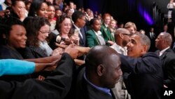 Tổng thống Obama chào đón những người tham dự buổi nói chuyện của ông tại Đại học Johannesburg, Soweto, 29/6/2013