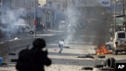 Pasukan keamanan Israel menembakkan gas air mata ke arah demonstran Palestina dalam protes Hari Tanah di Palestina (30/3).