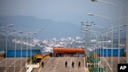 Kalimi i bllokuar në Urën Ndërkombëtare "Tienditas" që lidh Kolumbinë me Venezuelën
