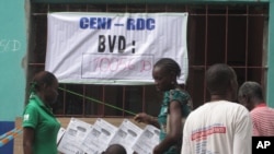 Un bureau de vote a Kinshasa RDC 28 novembre 2011 NICOLAS PINAULT VOA