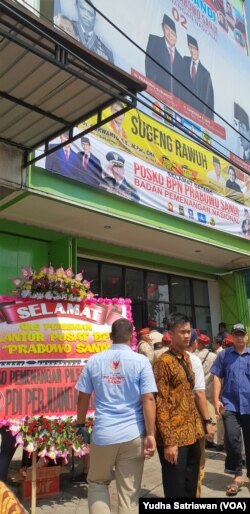 Karangan bunga dari PDI Perjuangan ikut dipajang di depan psoko BPN yang diresmikan ketua BPN, Djoko Santoso, Jumat, 11 Januari 2019. (Foto: Yudhi Satriawan/VOA)