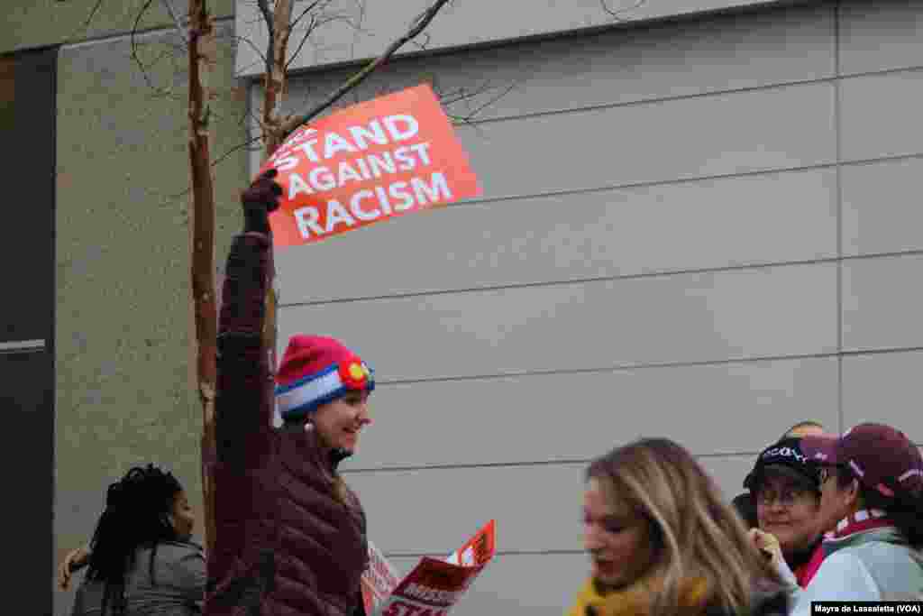 YWCA contra o racismo na Marcha da Mulher de 21 de Janeiro em Washington DC