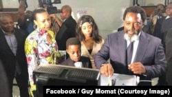 Le président Joseph Kabila accompagné de sa famille vote à Gombe, Kinshasa, RDC, 30 décembre 2018. (Facebook/Guy Momat)