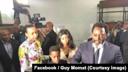 Le président Joseph Kabila accompagné de sa famille vote à Gombe, Kinshasa, RDC, 30 décembre 2018. (Facebook/Guy Momat)