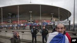 Des policiers déployés près du Stade de France, à Saint-Denis, au nord de Paris, 29 mars 2016.