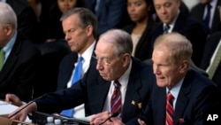 ABŞ Senatında dinləmə zamanı senatorlar Facebook şirkətinin icraçı direktoru Mark Zukerberqə sullar verir.