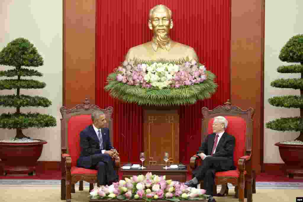 Presiden AS Barack Obama dan Sekretaris Jenderal Partai Komunis Vietnam Nguyen Phu Trong melakukan pembicaraan di bawah patung mendiang pemimpin revolusioner Vietnam, Ho Chi Minh, di Hanoi, Vietnam (23/5).&nbsp;