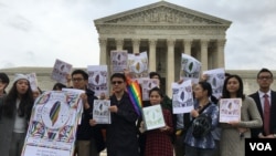 华盛顿地区台湾年轻人在美国最高法院前集会声援台湾婚姻平权 (美国之音钟辰芳拍摄)