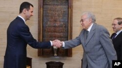 Presiden Suriah Bashar al-Assad (kiri) saat menerima utusan internasional untuk Suriah, Lakhdar Brahimi di Damaskus (21/10). Damaskus menyetujui gencatan senjata selama liburan Idul Adha.