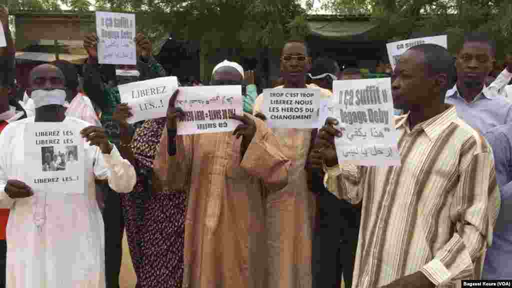 Des jeunes devant le palais de justice pendant que le procès des 4 des 5 leaders de la société civile arrêtés pour avoir voulu organiser une manifestation illégal, le 7 avril 2016.
