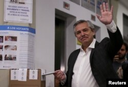 El candidato presidencial Alberto Fernández hace un gesto mientras vota en una mesa electoral durante las elecciones primarias, en Buenos Aires, Argentina, el 11 de agosto de 2019. REUTERS / Agustin Marcarian.