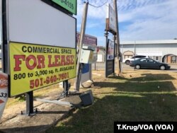 Empty storefronts and "for lease" signs are common in towns like Heber Springs, where a lot of business has moved online, Nov. 28, 2019 (T.Krug/VOA)