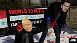 Các nhà tranh đấu nhân quyền đeo mặt nạ Thủ tướng Nga Vladimir Putin và Tổng thống Syria al-Assad trong cuộc biểu tình trước Trụ sở Liên Hiệp Quốc, ngày 24/1/2012