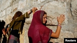 Une femme touche le mur des Lamentations, à Jérusalem, le 21 juin 2009.