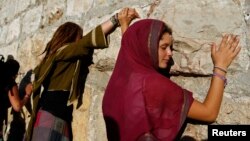 Une femme touche le mur des Lamentations, à Jérusalem, le 21 juin 2009.