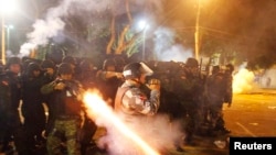 星期四至少1百萬人在巴西等數十個城市舉行集會﹐而里約熱內盧警察發射催淚彈，試圖壓制抗議者。