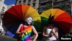 Los manifestantes asisten al desfile del orgullo LGBT+ en Santiago de Chile, el 13 de noviembre de 2021.