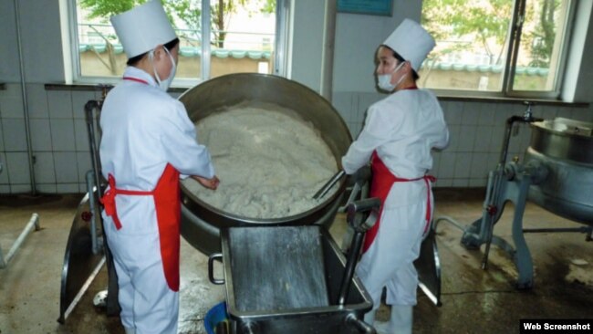 지난 2015년 스위스 개발협력처(SDC)가 웹사이트에 공개한 대북 지원 활동 사진. SDC는 북한 어린이와 산모 등 취약 계층에 대한 영양 지원을 위해 세계식량계획(WFP)을 통해 분유를 제공했다고 밝혔다.