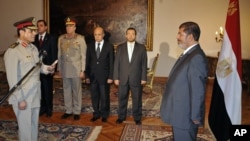Egyptian President Mohammed Morsi swears in newly-appointed Minister of Defense, Lt. Gen. Abdel-Fattah el-Sissi, in Cairo, Aug. 12, 2012.