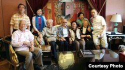 中共自由派元老何方(前左一) 9月23日與李銳、杜導正等人聚會 （蘋果日報圖片）