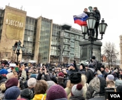 Protesters in Moscow's Pushkin Square. Navalny called for a "voters strike" in over 100 cities across the country. (Photo: Charles Maynes for VOA)