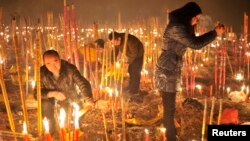 中国农历新年第一天，人们在重庆大佛寺烧香以祈求马年好运。