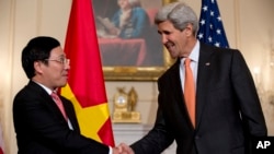 Державний секретар США Джон Керрі і міністр закордонних справ В’єтнаму Фам Бінь Мінь