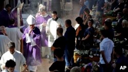 Suasana upacara pemakaman kenegaraan di stadion olaharaga Ascoli Piceno, Italia, menandai hari berkabung nasional bagi korban gempa, 27 Agustus 2016. Upacara ini dihadiri oleh Presiden Sergio Mattarella dan Perdana Menteri Matteo Renzi (AP Photo/Andrew Medichini).