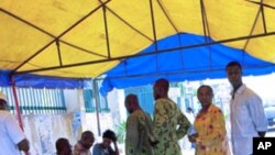 Wananchi wa Nigeria wakijiandikisha kupiga kura kabla siku ya uchaguzi wa magavana Jumanne Aprili 26.