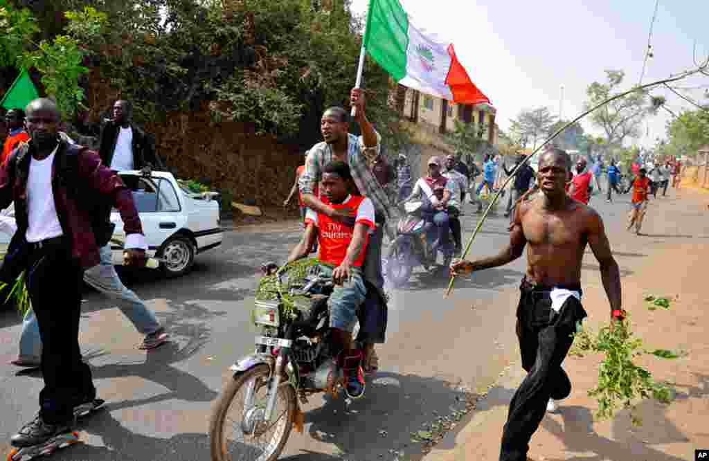 Demonstrators protest in Nigeria's capital Abuja, January 11, 2012. (Reuters)