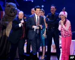 اندی کارل و بازیگران نمایش در مراسم اهدای جوایز تونی