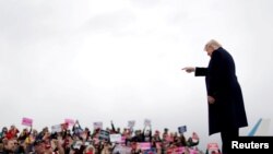 El presidente de EE.UU. Donald Trump asiste a un mitin de campaña pra el candidato republicano al senado federal Matt Rosendale, en el aeropuerto internacional Bozeman Yellowstone, en Belgrade, Montana, el 3 de noviembre de 2018. Fotos: Reuters/Carlos Barria.