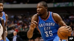 Kevin Durant sufrió una fractura en el quinto metatarsiano del pie derecho.