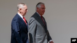 Le secrétaire à la défense Jim Mattis (à gauche) et le secrétaire d'Etat Rex Tillerson à la Maison Blanche, Washington, le 3 avril 2017.(AP Photo/Evan Vucci)