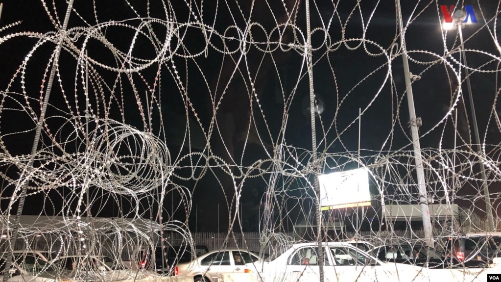 EE.UU. ha reforzado con alambre de púas y efectivos armados el punto fronterizo de San Ysidro, entre Tijuana y San Diego, ante la llegada de miles de migrantes centroamericanos. (Foto: Celia Mendoza-VOA)