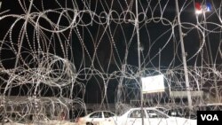 EE.UU. ha reforzado con alambre de púas y efectivos armados el punto fronterizo de San Ysidro, entre Tijuana y San Diego, ante la llegada de miles de migrantes centroamericanos. (Foto: Celia Mendoza-VOA)