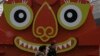 行人走过北京街头张贴的迎接中国春节虎年的装饰画。（2022年1月21日）