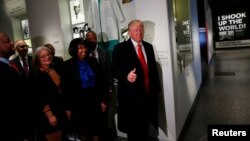 Presiden AS, Donald Trump (kanan) memberi isyarat tanda jempol pada pameran Dr. Ben Carson (kedua dari kanan) ketika berkunjung ke Museum Nasional Sejarah dan Budaya Warga Afrika Amerika di Washington, 21 Februari 2017 (foto: REUTERS/Jonathan Ernst)