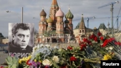 Портрет Немцова і квіти на місці, де його вбили