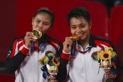 Ganda putri Greysia Polii dari dan Apriyani Rahayu berhasil meraih medali emas bulutangkis nomor ganda putri di Olimpiade Tokyo 2020 (Foto: REUTERS) Momen berkumandangnya lagu Indonesia Raya di Olimpiade menggetarkan mereka yang masih mempunyai ikatan dengan Indonesia, termasuk diaspora Indonesia di mana saja.