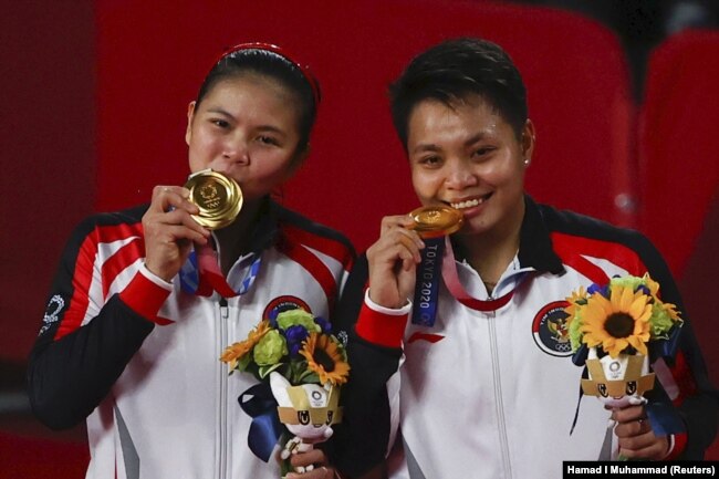 Ganda putri Greysia Polii dari dan Apriyani Rahayu berhasil meraih medali emas di kejuaraan bulu tangkis Olimpiade Tokyo 2020.. (Foto: REUTERS/Hamad I Muhammad)