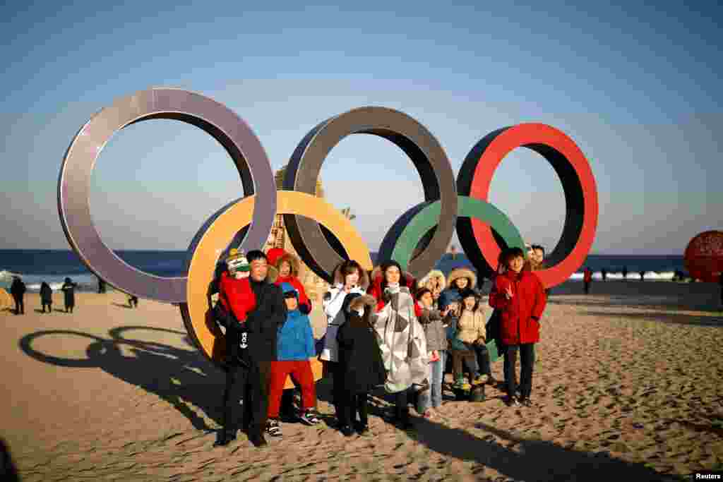 عکس دسته جمعی مقابل آرم المپیک زمستانی ۲۰۱۸ کره جنوبی در یکی از سواحل آن کشور &nbsp;
