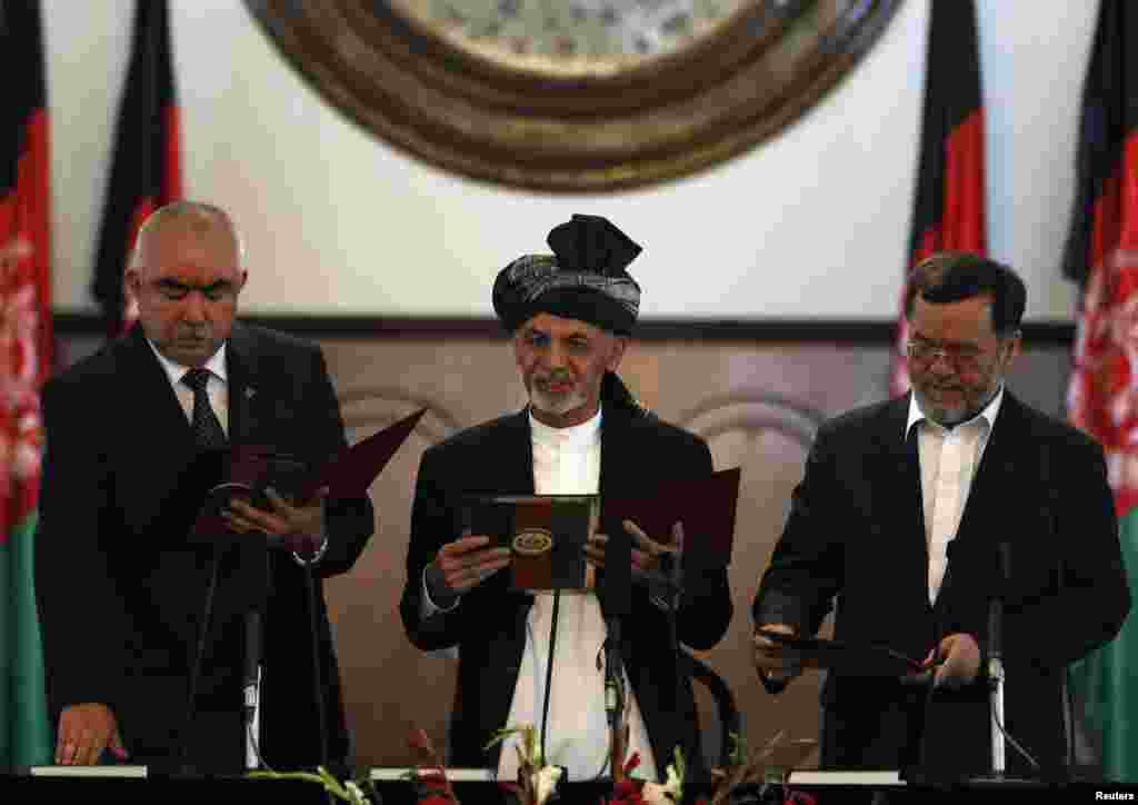اس تقریب میں ملک کے دو نئے نائب صدور عبدالرشید دوستم اور سرور دانش نے بھی اپنے عہدوں کا حلف لیا۔ 