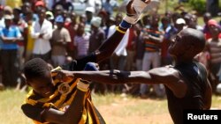 Combat traditionnel au cours de Musangwe, l’âge auquel des garçons sont initiés à l'art de se défendre, au village de Gaba, dans la province de Limpopo, le 22 décembre 2011.