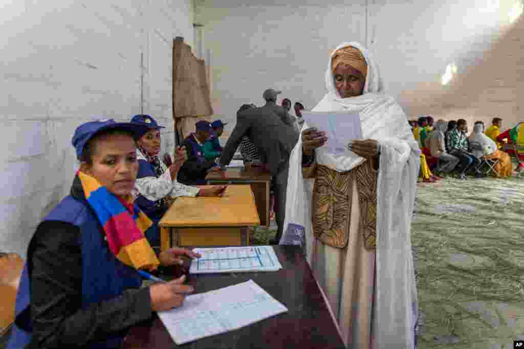 A woman looks at the election paper before voting in Ethiopia&#39;s general election&nbsp;in Addis Ababa, May 24, 2015.